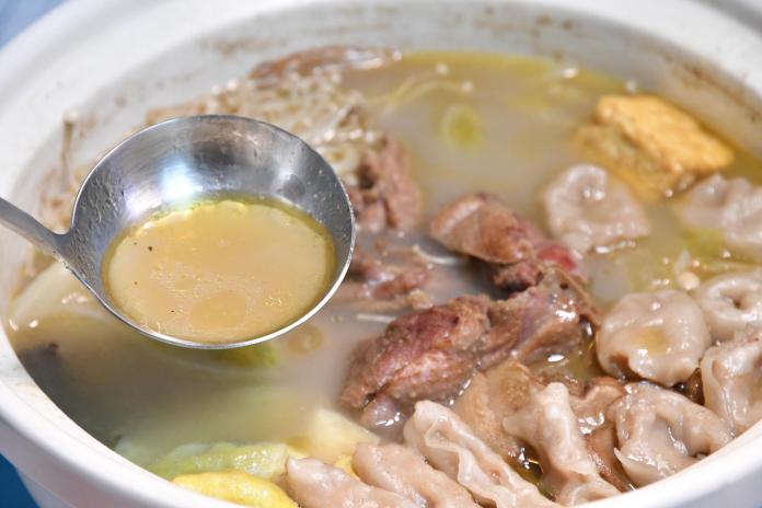 營養師提醒，薑母鴨等進補鍋物的湯都含有大量的動物性脂肪