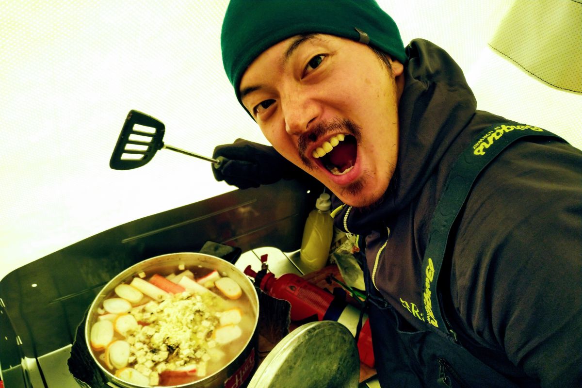 ▲南極長征隊終於獲得來自台灣的物資補給，宥勝展現暖男特質，親自下廚煮火鍋，慰勞團員們連日來的辛苦。（圖／橘子關懷基金會提供）