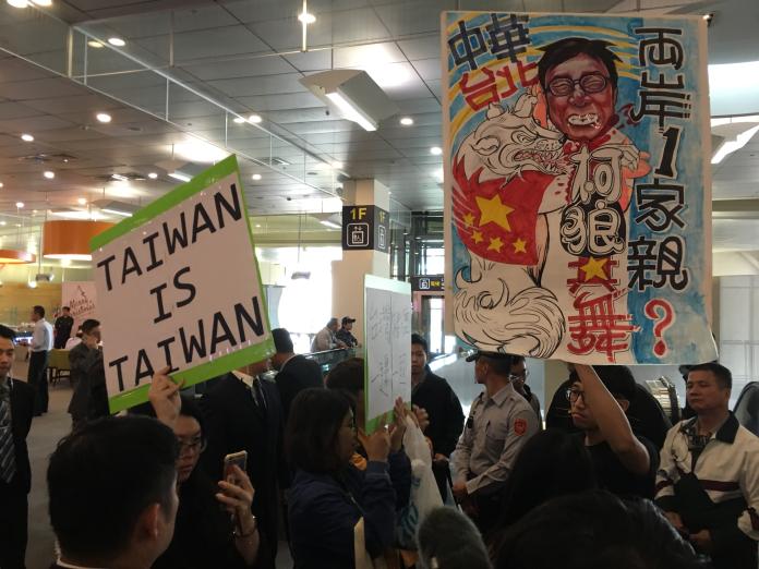▲上海市常務副市長周波離台前夕，遭獨派自由台灣黨的學生成員抗議。 （圖 / 記者吳文勝攝）
