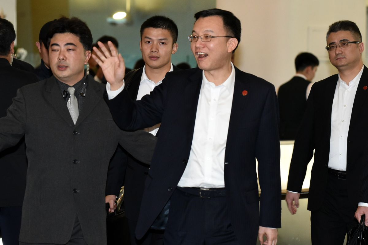 ▲上海市常務副市長周波離台前夕遭學生抗議，入關前面帶微笑，絲毫不受先前抗議事件的影響。(圖 / 記者林柏年攝)