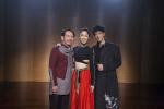 下載 (4) ▲李建復(左起)、李友珊、王力宏重新演繹〈龍的傳人-肆拾年〉。(圖/海蝶音樂)