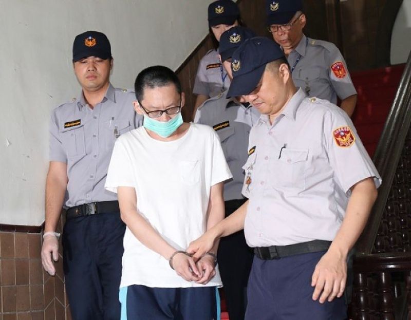 ▲內湖女童小燈泡遭當街殘殺，凶嫌王景玉（白衣）一、二審均判無期徒刑，最高法院 20 日發回更審。中央社資料照