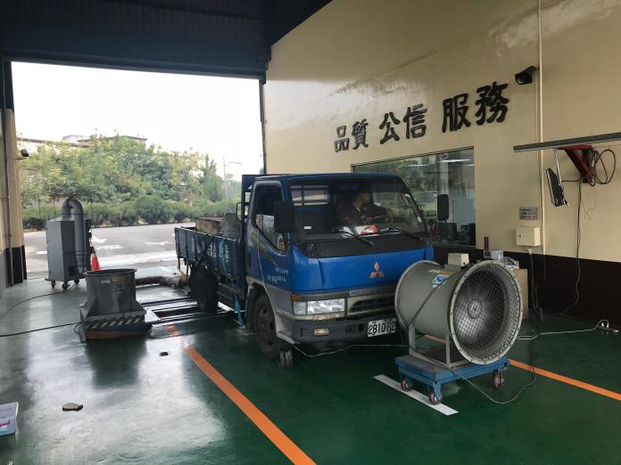 ▲大型柴油車調修補助延長至2028年底，勞動部表示，將逐年遞減補助經費，提醒車主即早踴躍提出申請。（資料圖／高雄市環保局）