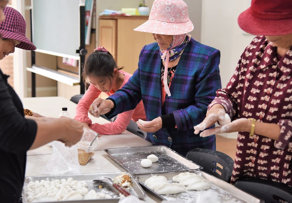 ▲澎湖冬至擁有獨特的節慶應景文化  以「菜繭」及「雞母狗」為主食(圖/記者張塵攝)