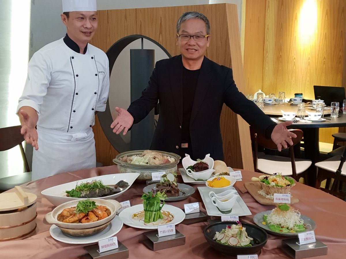 ▲年關近，台中市餐飲業競推尾牙春酒優惠吸客，正月初一餐廳的新台式料理有創意。(圖／金武鳳攝，2018.12.20)