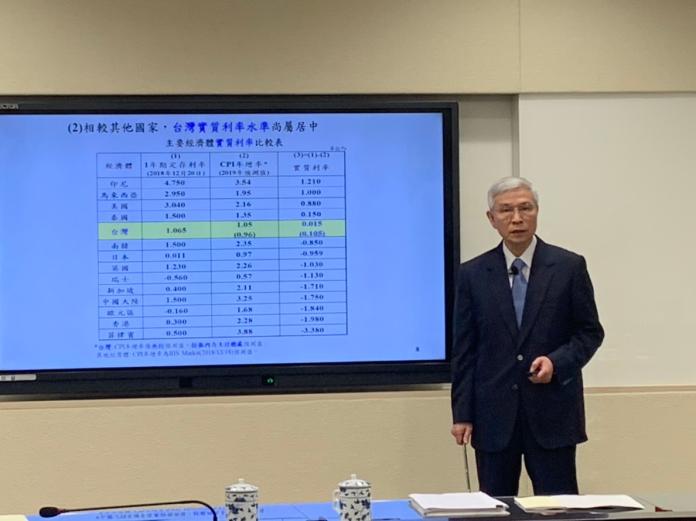 ▲中央銀行總裁楊金龍說明今年第四季理監事會利率續凍的原因。（圖／記者顏真真攝，2018.12.20）