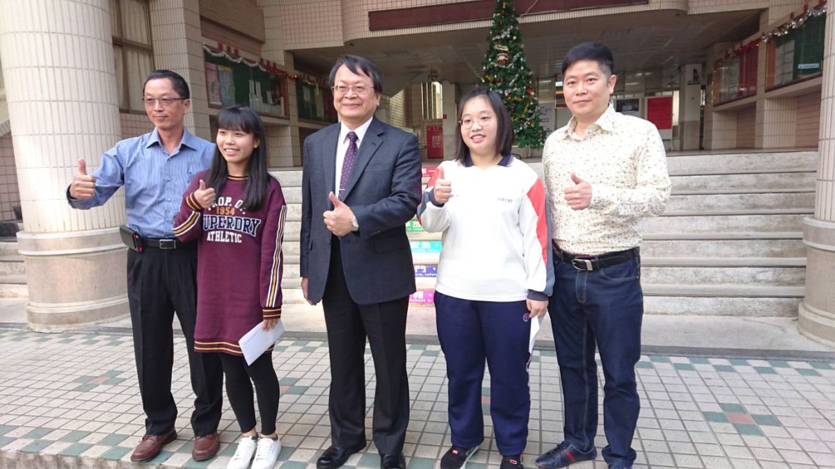 左起斗六高中文教基金會董事長黃聰敏，王如璇同學，校長羅聰欽，謝閔如同學，家長會長陳明杰（圖／記者廖學賢攝，2018.12.20）