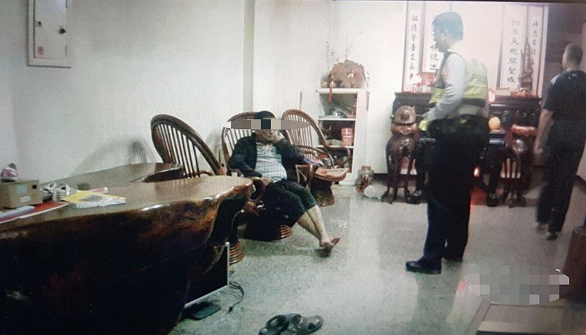▲竊賊竟呼呼大睡的躺在被害民眾屋內客廳躺椅上睡著了。（圖／北鎮派出所提供）