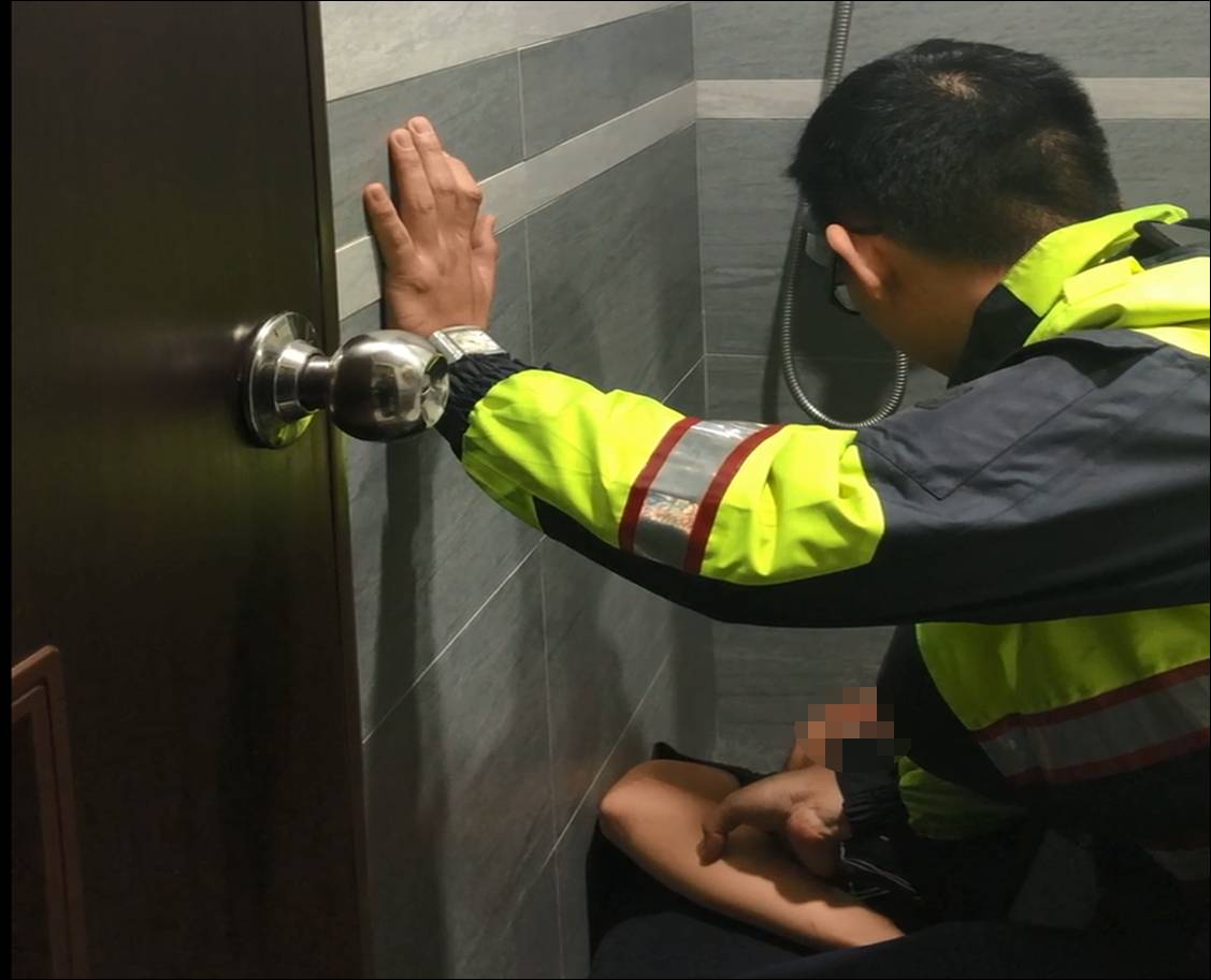 ▲警方趕到現場發現吳姓男子倒臥在浴室，仍有微弱呼吸，緊急將他送醫。（圖／大園分局提供, 2018.121.20）