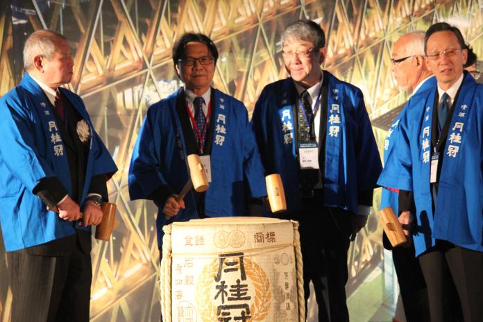 教育部長葉俊榮（左二）於今（21）日稍早出席日本近畿大學與台灣學生交流50週年紀念活動，並於會場擔任開幕嘉賓。（圖／記者許維寧攝）
