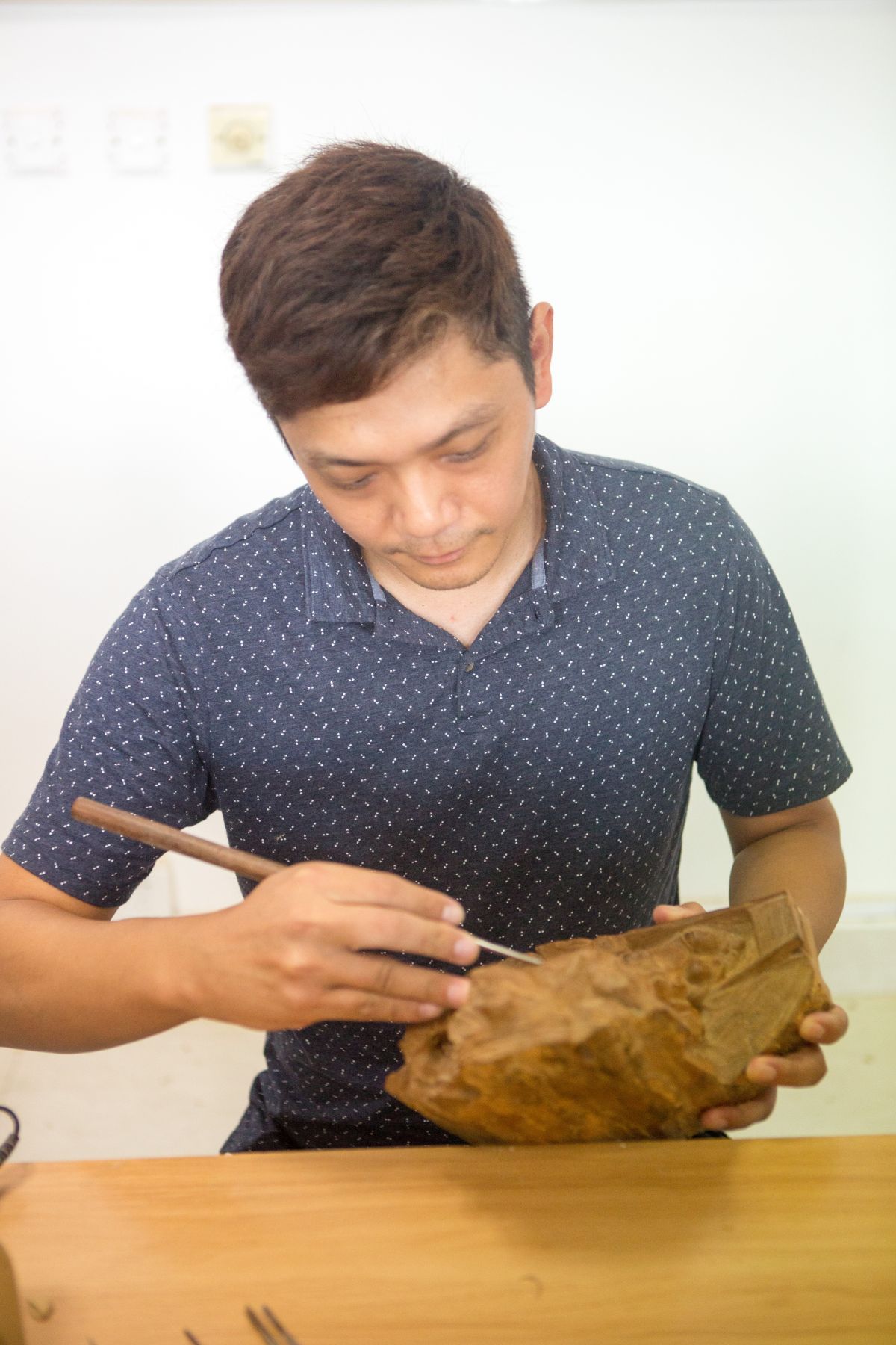 ▲苗栗青年陳峙峰，慕名到溫州永嘉學習木雕工藝，作品還被收錄於溫州美術研究院。 (圖 / 溫州市台辦提供)