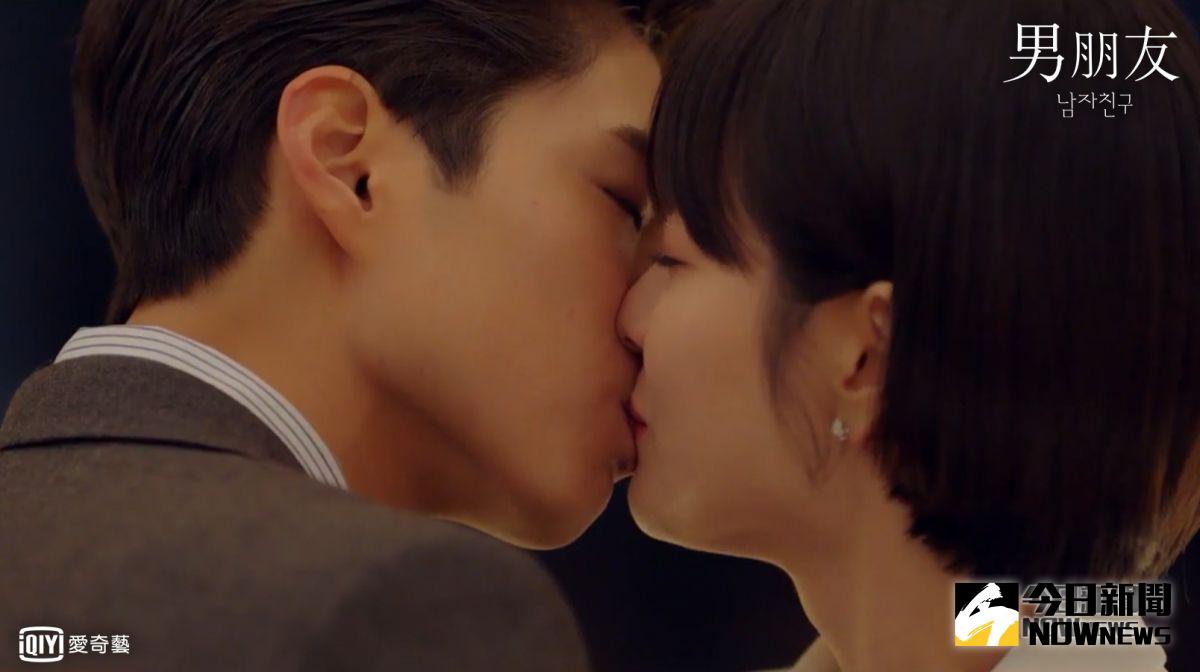 ▲朴寶劍（左）霸氣甜吻宋慧喬。（圖／愛奇藝台灣站）