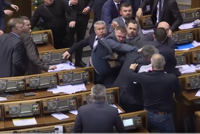 烏克蘭國會再度變場拳擊場，火藥味十足。（圖／翻攝YouTube）