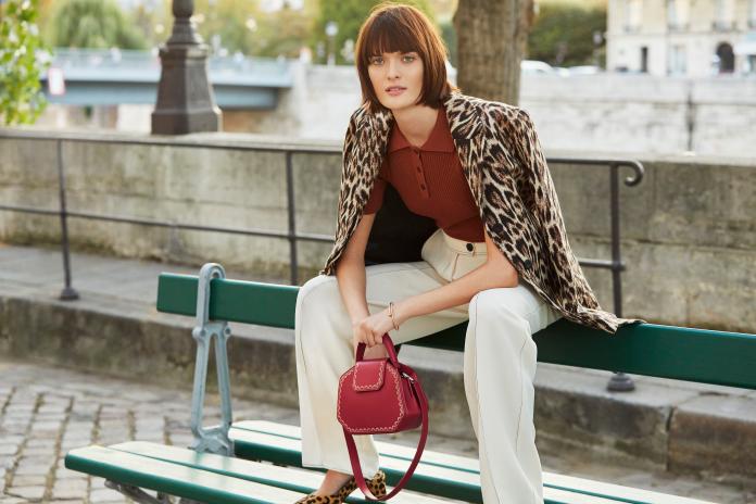 Model 佩戴 Guirlande De Cartier 迷你款手提包。圖@Cartier