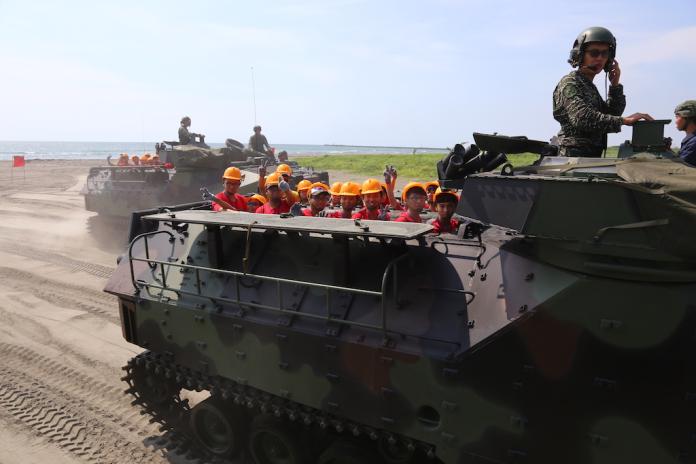 ▲兩棲勇士挑戰營學員搭乘AAV7兩棲突擊車，體驗裝備性能（圖／軍聞社提供）