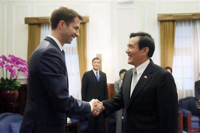 ▲2015年8月美國聯邦參議員柯頓（Tom Cotton）（左）訪台，獲得馬英九總統接見。（圖／總統府提供）