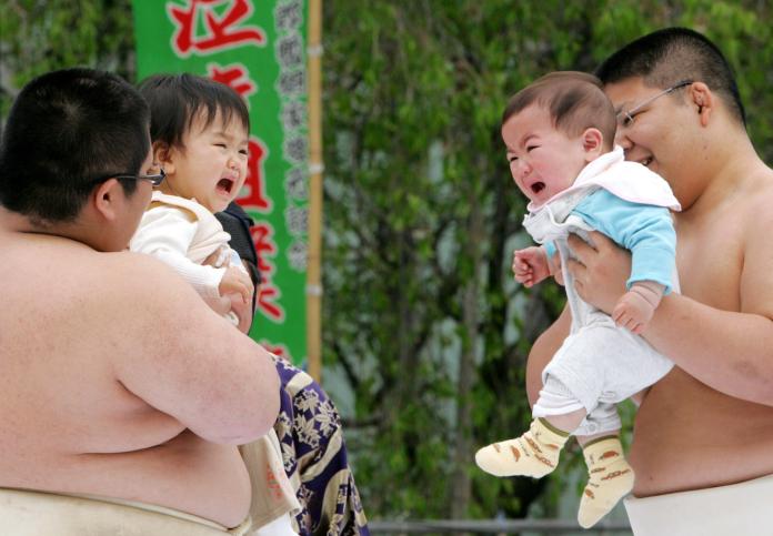 根據日本厚生勞動省最新發布的數據顯示，2018年日本國內出生的日本嬰兒人數為92萬1千人，連續3年低於100萬人。（圖／美聯社／達志影像）