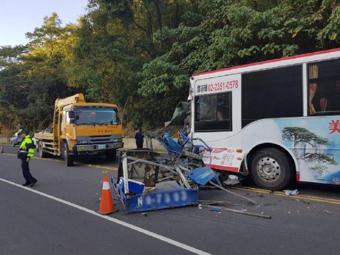六龜驚傳小貨車對撞載學生巴士　1死1傷
