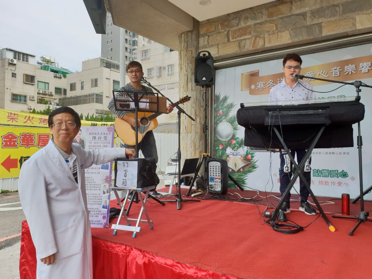 ▲寒冬送暖，台中二家牙醫診所聯手邀視障歌手陳祈信舉辦愛心音樂會。(圖／金武鳳攝，2018.12.22)