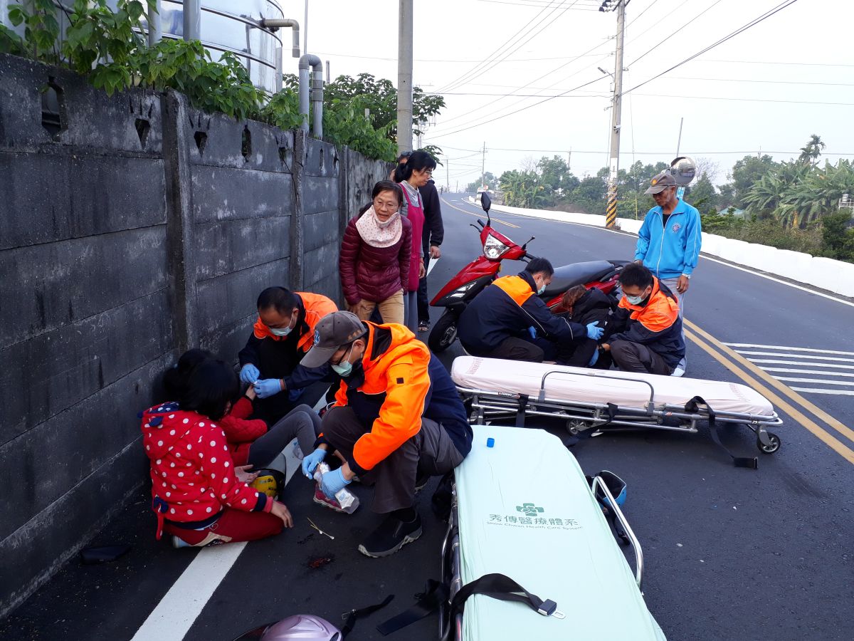 ▲社頭鄉發生一起校車與機車擦撞意外，騎乘機車的郭姓婦人及要到社頭國小上課的二名女兒均受傷，社斗路的交通一度打結。（圖／記者陳雅芳攝，2018.12.22）