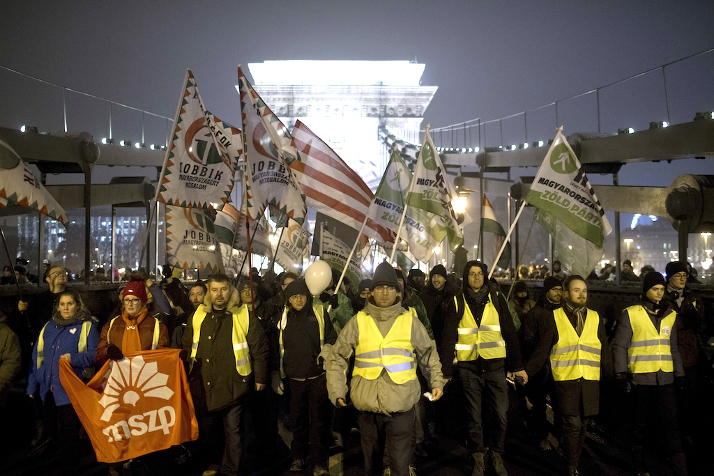 匈牙利民眾不滿政府通過「奴隸法」，至少5千人周五晚間在首都布達佩斯上街抗議。（圖／美聯社／達志影像）