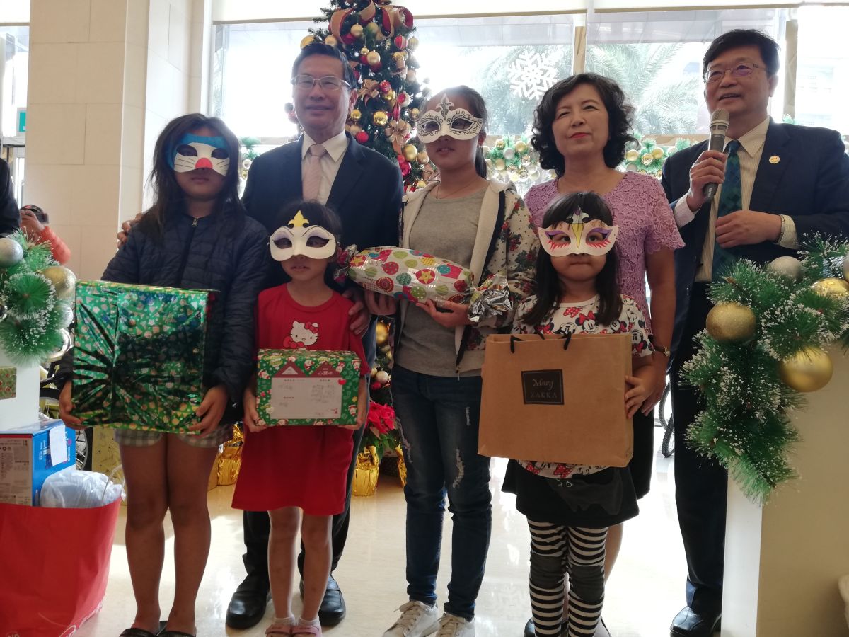 ▲耐斯王子大飯店聖誕心願卡認領活動幫弱勢孩童圓夢，聖誕節前溫馨認領，各界善心人皆化身聖誕老公公。（圖/記者邱嘉琪攝，2018.12.23）