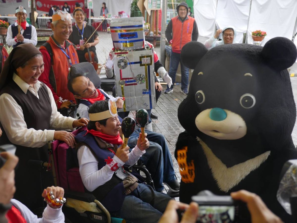 ▲台北市大使「熊讚」現身動物園，參與聖心日驚喜快閃秀。（圖／台北藝術推廣協會提供)