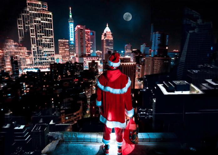 男星扮聖誕老公公　挑戰30層樓「雙腳懸空」
