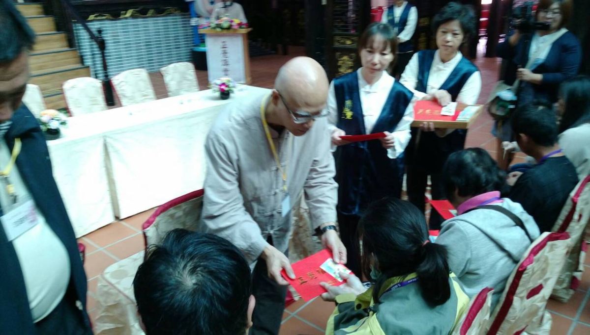 ▲陸大元理事長親手奉上關懷與祝福 。（圖／讀者張先生提供 , 2018.12.23）