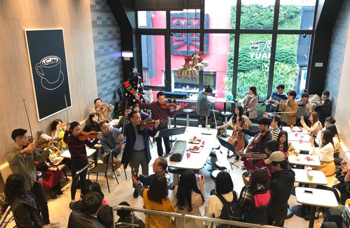 ▲世界級小提琴演奏家林昭亮在麥當勞舉辦音樂快閃活動，現場氣氛溫馨。（圖/品牌提供）
