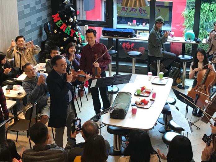 ▲世界級小提琴演奏家林昭亮在麥當勞舉辦音樂快閃活動，現場氣氛溫馨。（圖/品牌提供）