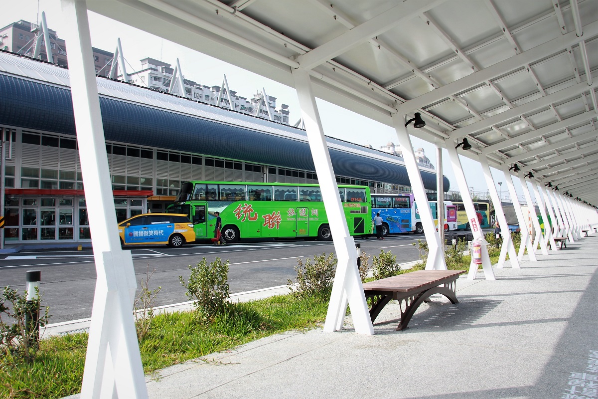 ▲屏東轉運站共設置13席月台、整合5家業者共50條路線進入轉運。（圖／記者陳宗傑攝,2018.12.24）