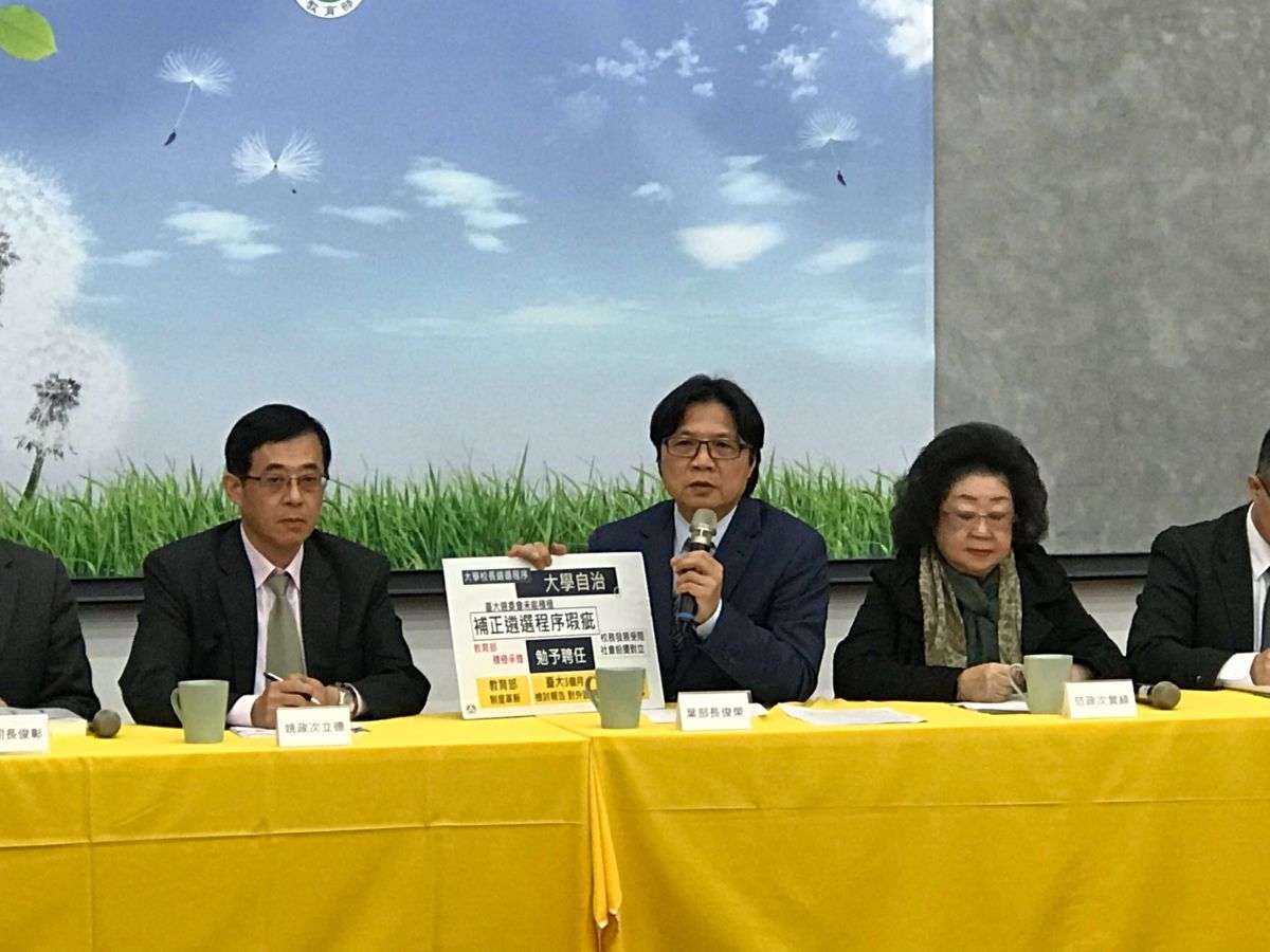 教育部長葉俊榮（中）於稍早表示，勉強聘任管中閔為台大校長。（圖／記者許維寧攝）