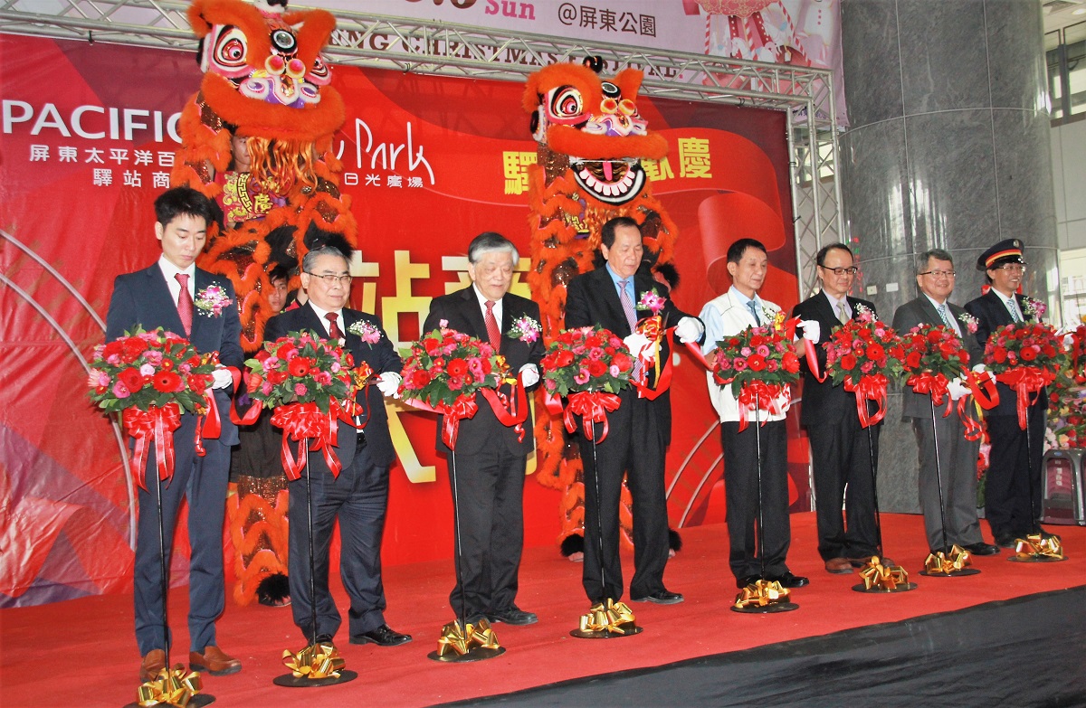 ▲屏東太平洋百貨「屏東驛站」商場在聖誕節前盛大開幕。（圖／記者陳宗傑攝,2018.12.24）