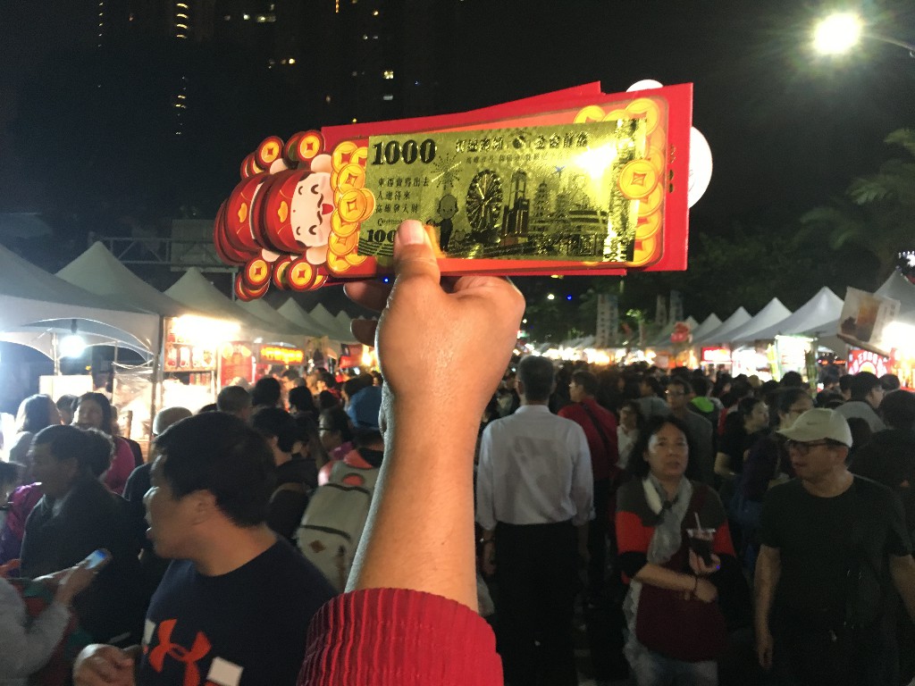 ▲韓國瑜就職前，在愛河畔舉辦的大型「聖誕趴」，讓攤商賺到飽、民眾同享歡樂氣氛。 (圖 / 記者吳文勝攝)