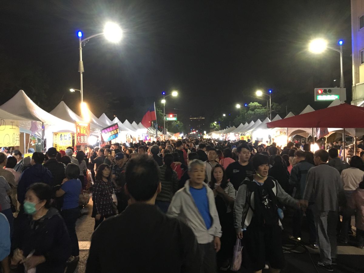 ▲高雄的愛河畔就像一個超大L型的夜市，共攤商有120個攤位，另外也有公益團體攤位共30個，人潮從下午開始就沒斷過。 (圖 / 記者吳文勝攝)