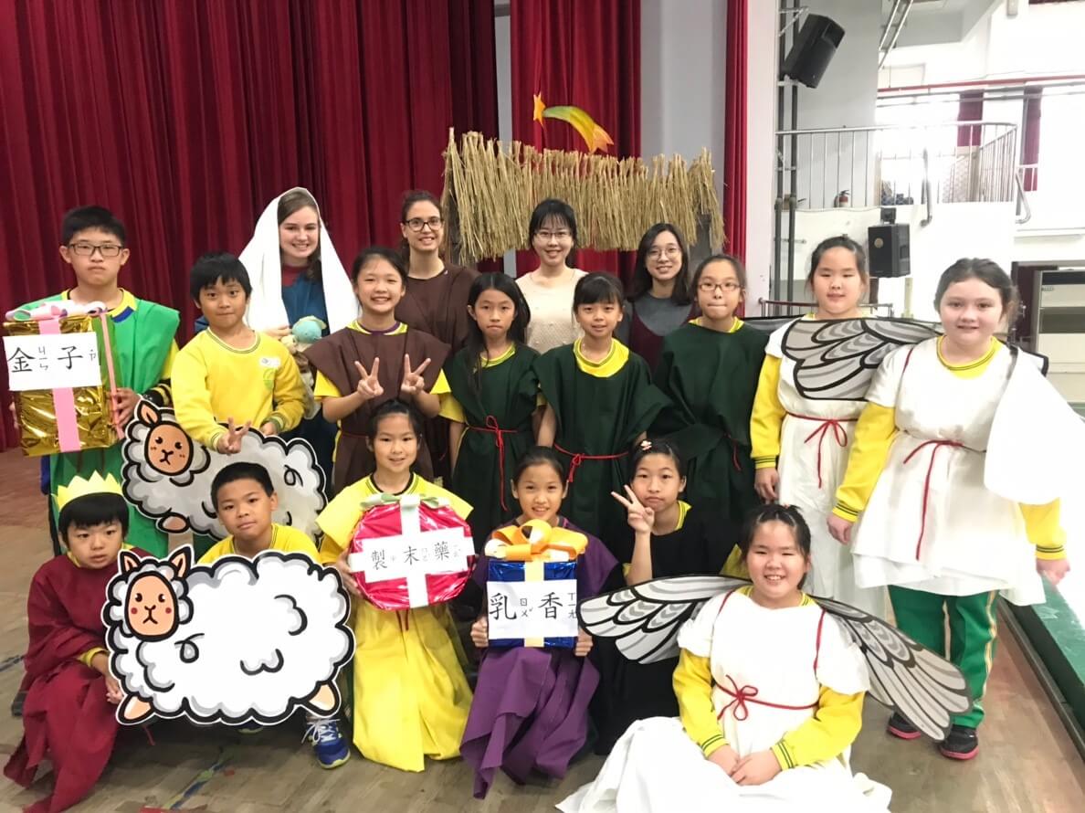 ▲大村國小舉辦英語短劇表演，學生透過「全英文話劇」重新認識了「聖誕節的由來」，而全校師生在觀賞戲劇的同時，也能練習英語聽力。（圖／記者陳雅芳攝，2018.12.24）