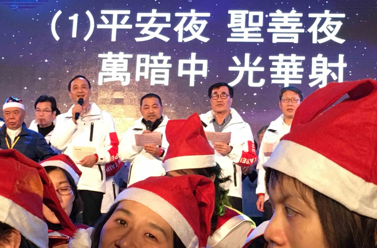 ▲新北市長朱立倫今晚與準市長侯友宜一起和板橋福音堂、板橋浸信會牧師帶領的詩班合唱《平安夜》、《普世歡騰》等耶誕歌曲。（圖／記者陳志仁攝，2018.12.24）