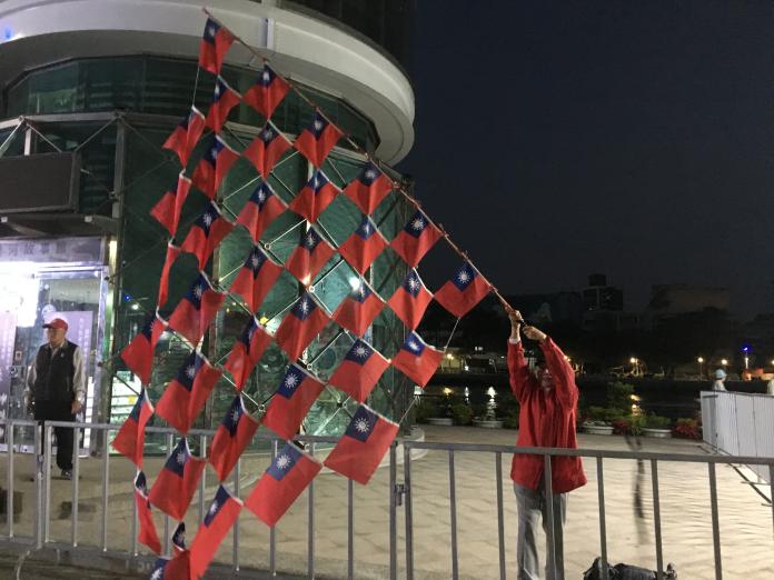 ▲清晨六點不到，已有韓國瑜的支持者到場揮舞著國旗。（圖 / 記者吳文勝攝）
