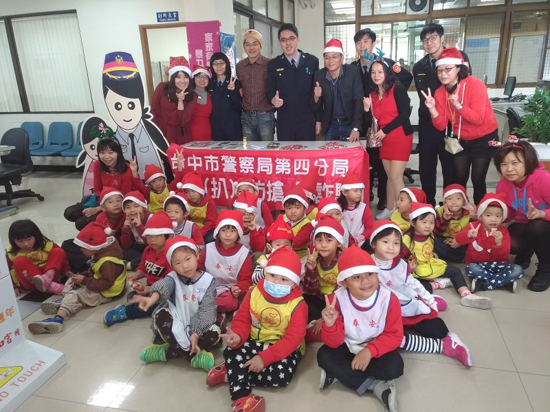 ▲春安國小小朋友 身聖誕裝扮，到第四分局春社派出所報平安（圖／記者鄧力軍翻攝, 2018.12.25）