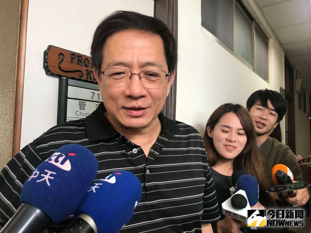 新科台大校長管中閔於稍早現身研究室回覆，表示一切靜候台大校方通知。（圖/記者許維寧攝）