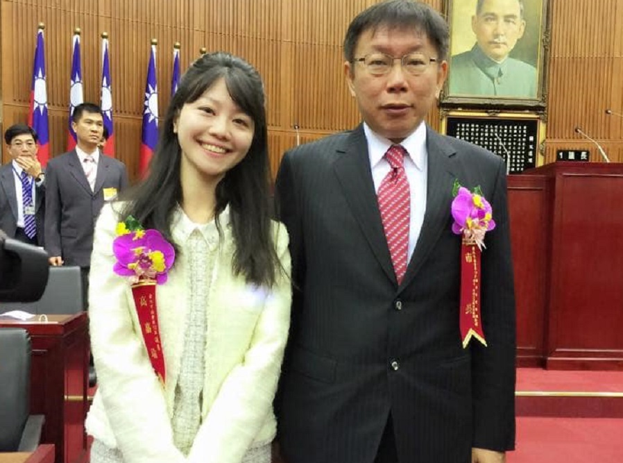▲高嘉瑜與柯文哲合照，網友歪樓：像父女。（圖／翻攝自高嘉瑜臉書）
