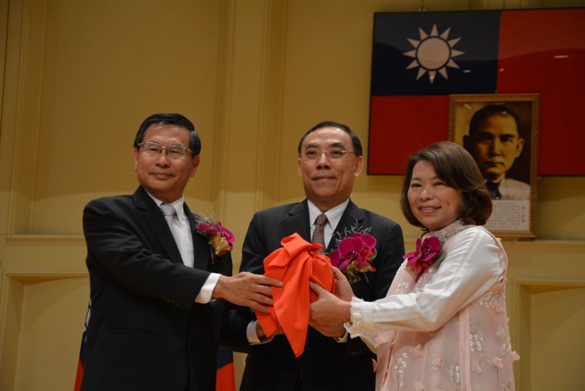 ▲前後任的涂醒哲、黃敏惠市長交接印信。（圖／記者郭政隆攝影2018.12.25）