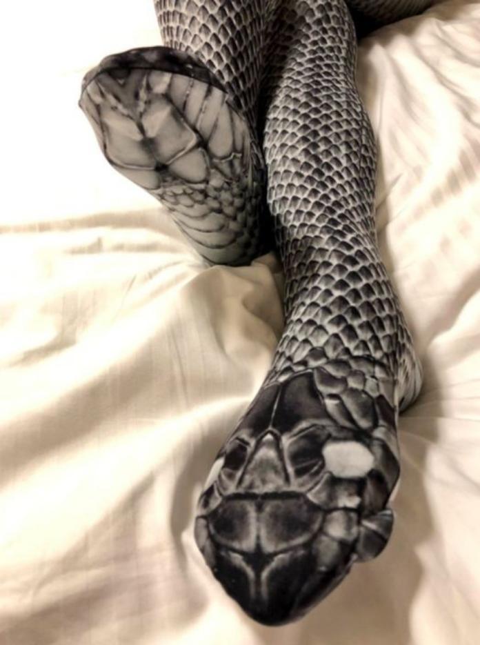 日本一名女網友的床上，驚現跟腿一樣粗壯的雙頭黑蛇，照片PO上網後，嚇壞一票網友。（圖／翻攝網路）