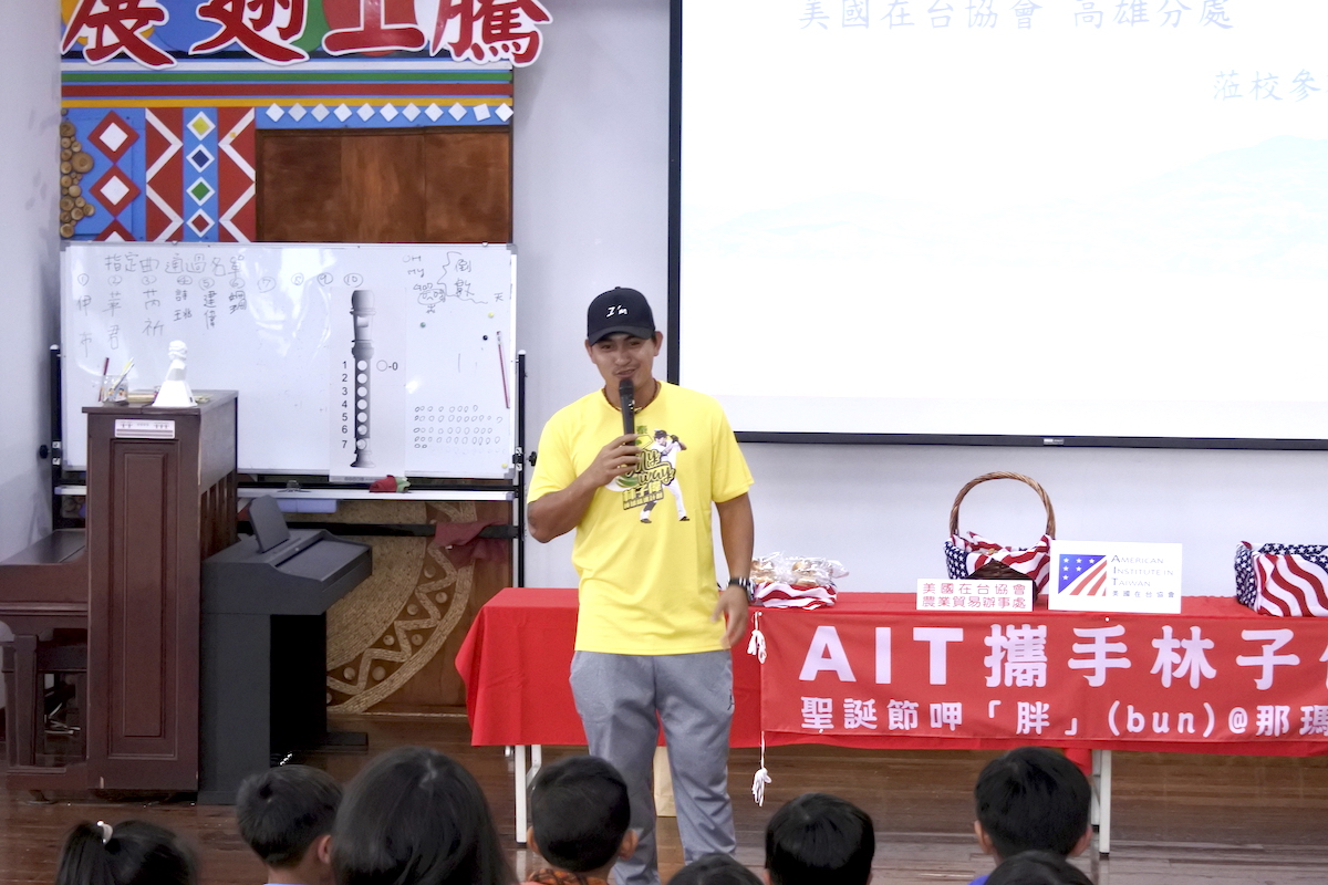 林子偉到那瑪夏民權國小發送麵包（圖／記者劉祐廷攝）