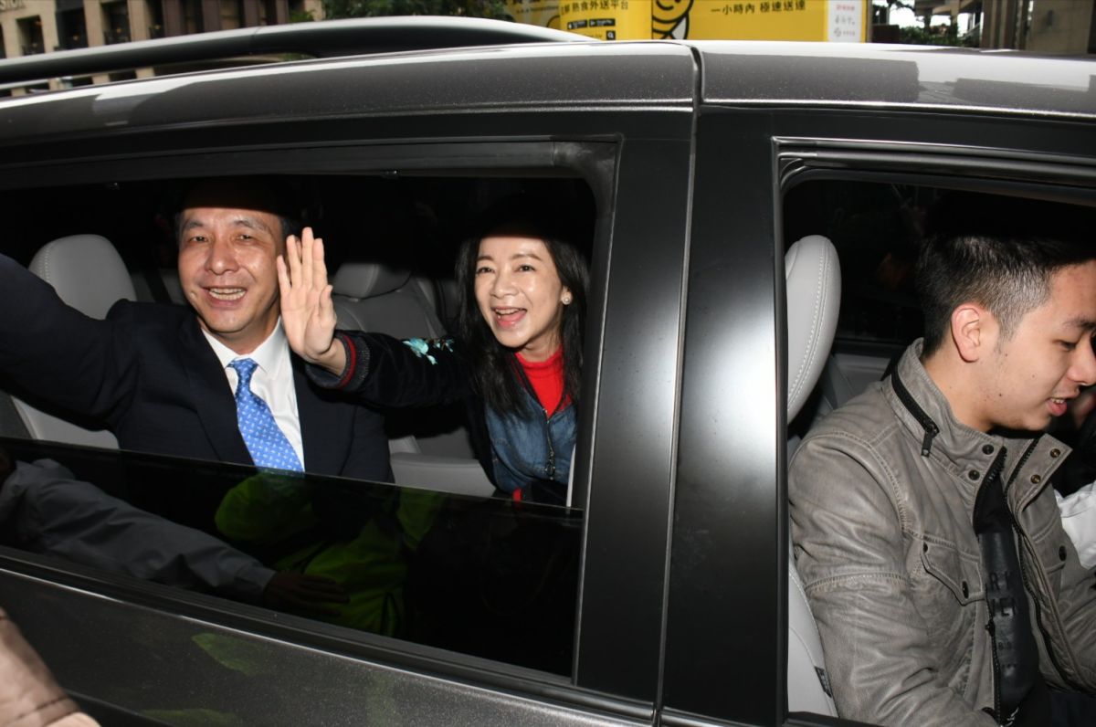 ▲前新北市長朱立倫今日在妻子高婉倩、女兒朱約嬡及兒子朱宣宇（右）的陪同下，離開服務8年的新北市政府。（圖／記者林調遜攝，2018.12.25）