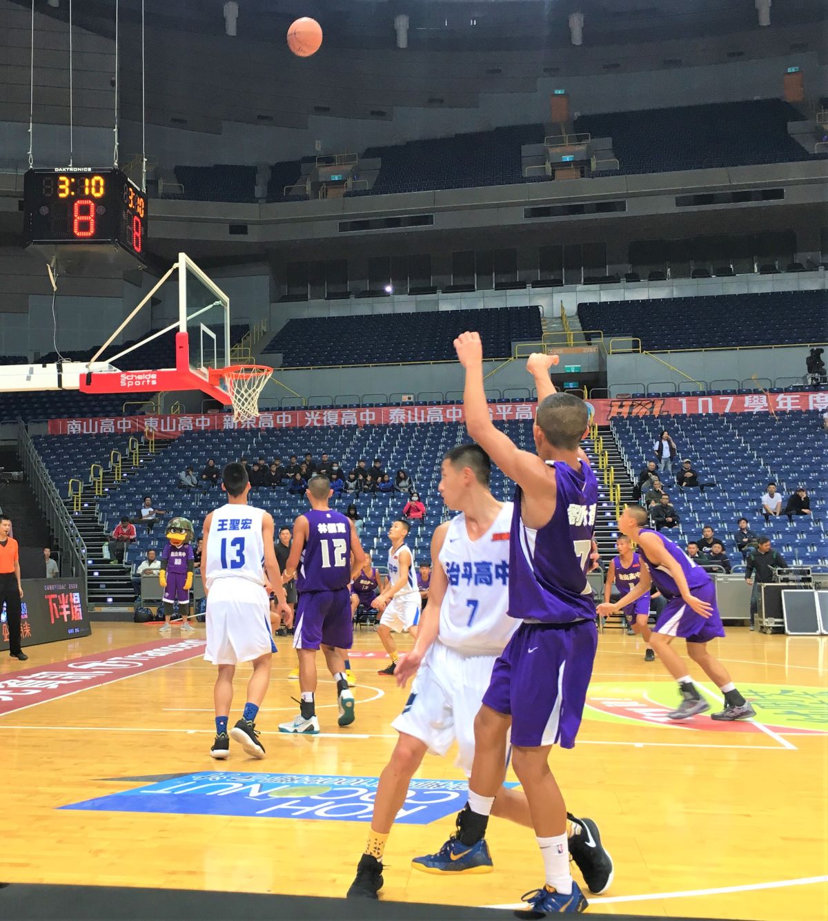 ▲東山高中靠著主力劉承彥砍進三分球力退治平高中。（圖／鍾東穎攝,2018.12.26）