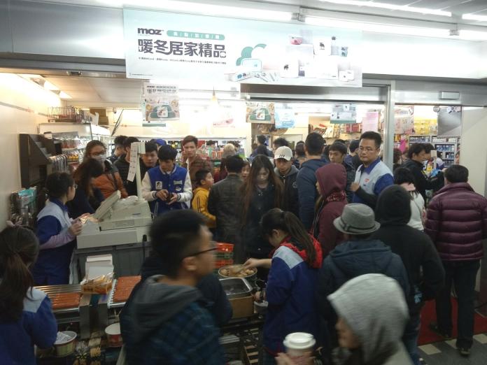 ▲每年跨年台北信義區總是有大批人潮，擠滿超商。（圖／萊爾富提供）