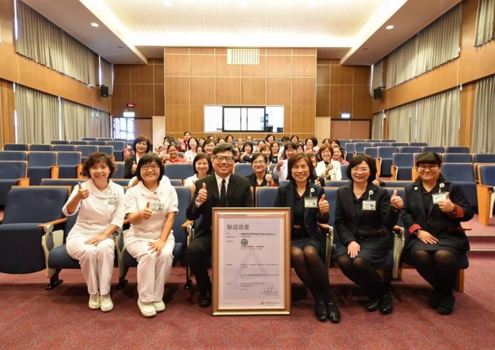 ▲二基醫院院長詹賜貳醫師、陳美女處長帶領全院主管、各醫療職類代表等出席儀式接受證書。（圖／記者陳雅芳攝，2018.12.26）