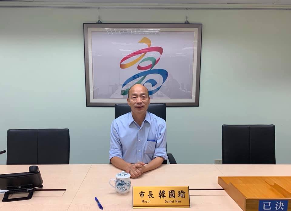 ▲就職典禮過後，新任高雄市長韓國瑜昨（ 26 ）日第一天進入市府上班，依舊穿著招牌藍襯衫。（圖／翻攝自韓國瑜臉書）